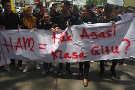 Mahasiswa yang tergabung dalam Aliansi BEM membawa spanduk saat berunjuk rasa memperingati Hari HAM Internasional di depan Gedung DPRD, Malang, Jawa Timur, Selasa, 10 Desember 2019. Foto: Antara/Ari Bowo Sucipto