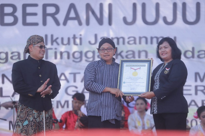 Kota Malang Pecahkan Rekor Membaca Melalui Gawai