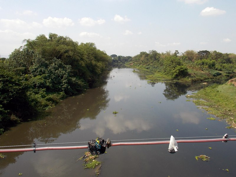 Sisa-sisa sampah yang dibuang warga ke sungai Bengawan Solo tersangkut di jalur kabel di sisi Jembatan Mojo Semanggi, Kota Surakarta, Jawa Tengah. MI/Ferdinand