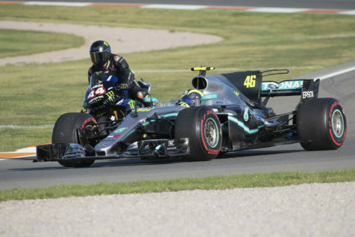 Suasana bertukar kendaraan antara Valentino Rossi dengan Lewis Hamilton. (Foto: Cyclenews)