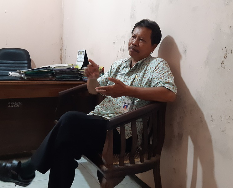 Kepala Bidang Pemberdayaan Ekonomi Masyarakat pada Dinsospermades Kabupaten Jepara, Suharsana, di kantornya, Kamis, 12 Desember 2019. Medcom.id/ Rhobi Shani