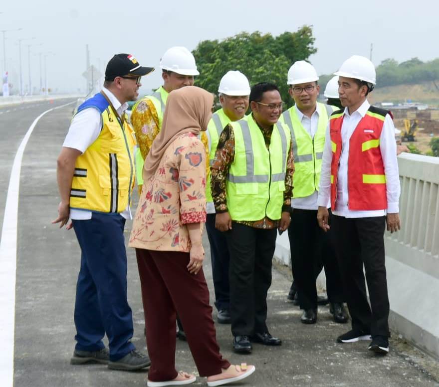 Bupati Bekasi Eka Supria Atmaja saat mendampingi Presiden Joko Widodo dalam peresmian Jalan Tol Layang Jakarta-Cikampek, Kamis, 12 Desember 2019. Dokumentasi/ Istimewa