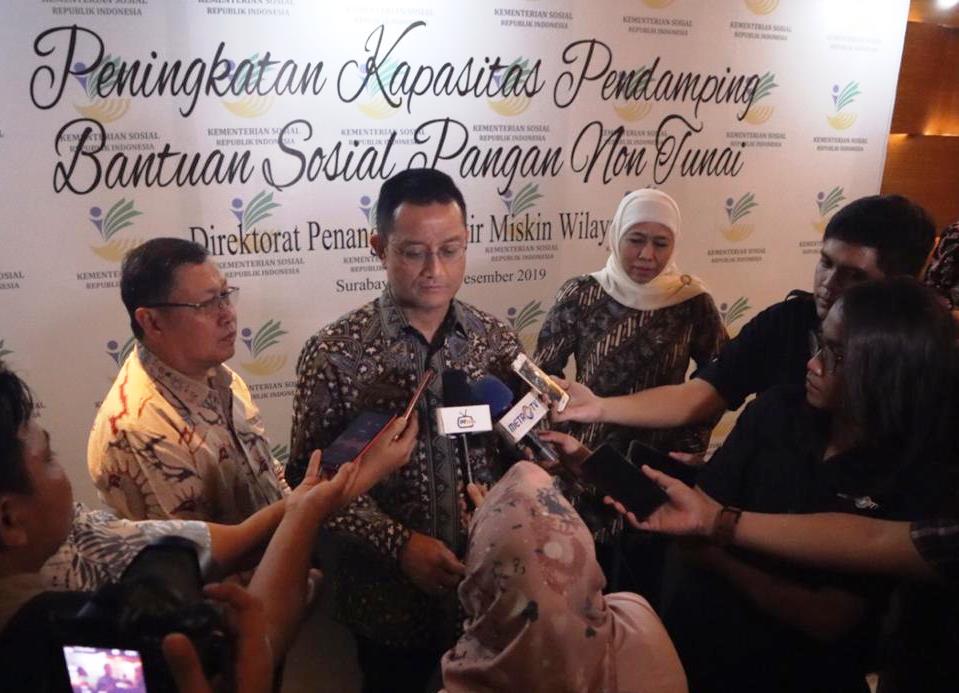 Menteri Sosial Juliari P Batubara didampingi Gubernur Jawa Timur Khofifah Indar Parawansa dan Dirjen PFM Kemensos Andi ZA Dulung menghadiri kegiatan Peningkatan Kapasitas Pendamping BPNT 2019, di Hotel Vasa, Surabaya, Jawa Timur, Kamis, 12 Desember 2019 (