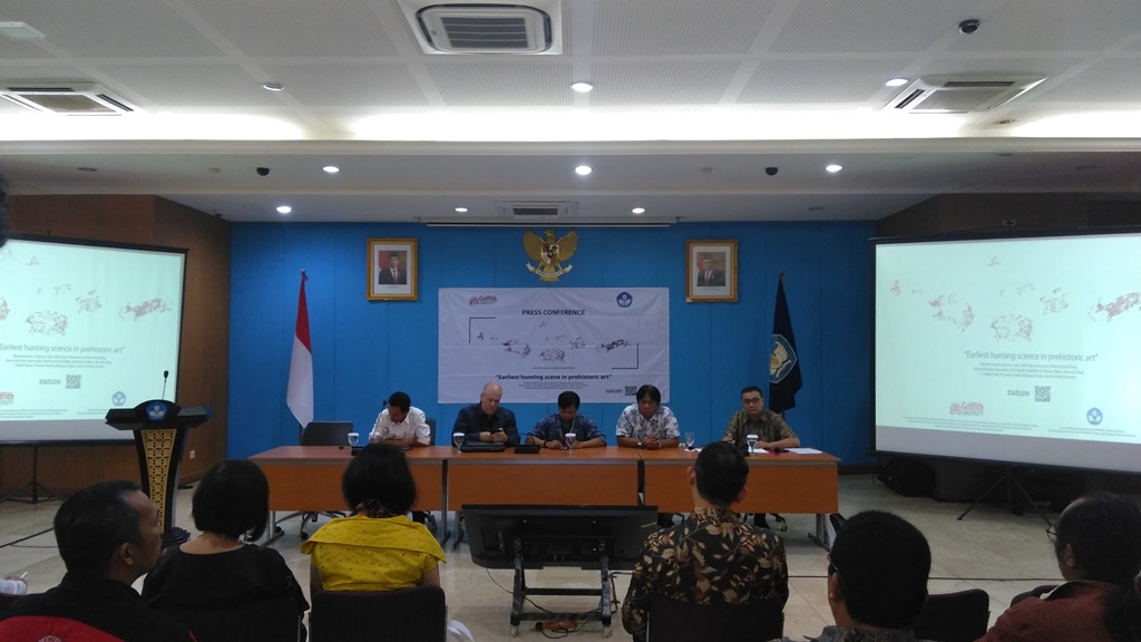 Tim Penelitian Arkeolog menjelaskan penemuan lukisan gua tertua di dunia. Foto: Medcom.id/M Syahrul