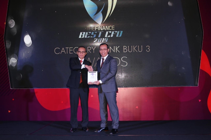 Direktur Keuangan Bank DKI Sigit Prastowo (kanan) saat mewakili Bank DKI yang menerima penghargaan sebagai 20 bank berkinerja terbaik di Indonesia dan Best CFO in financial institution.
