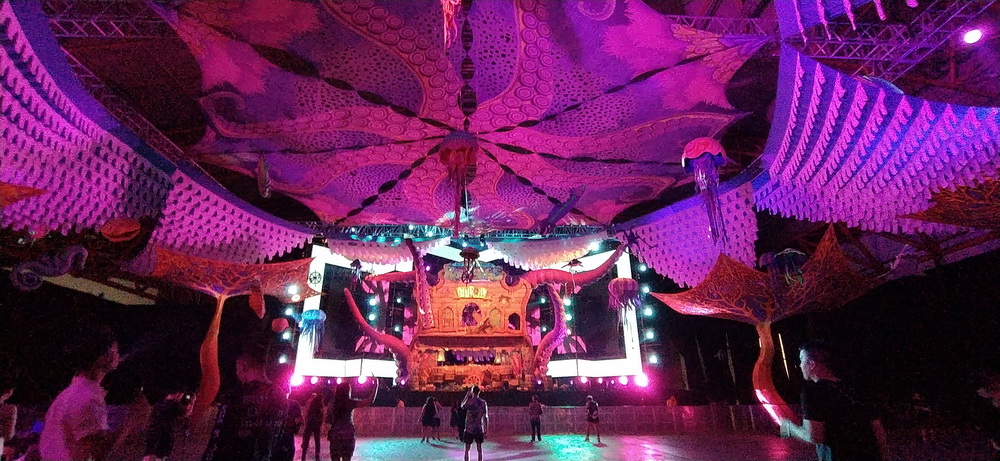 Instalasi konsep El Triangulo De Las Rowmundas asal Barcelona di panggung Elrow, DWP, JIExpo Kemayoran, Jakarta Pusat, Sabtu, 14 Desember 2019. (Foto: Medcom.id/Cecylia Rura)