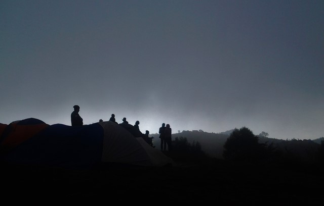 Memandang Gunung dari Pintu Tenda di Prau