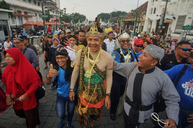 Peserta mengikuti Pawai Budaya Nitilaku Universitas Gadjah Mada (UGM) 2019 bertajuk