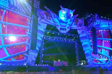Aksi Panggung DJ Yako di DWP 2019, Suguhkan Lagu Avicii hingga Daft Punk