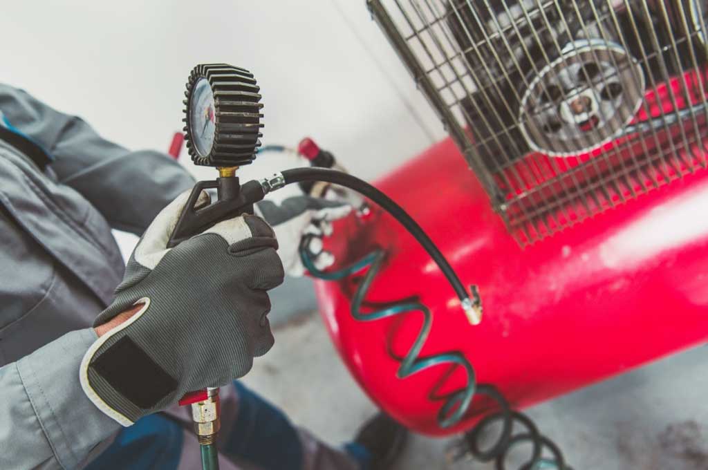 Teknik menguras oli dengan kompresor memiliki efek samping yang berisiko tinggi. Suzuki