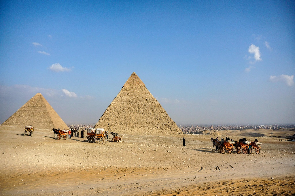 Dua piramida di wilayah pinggiran Kairo, Mesir. (Foto: AFP/MOHAMED EL-SHAHED)