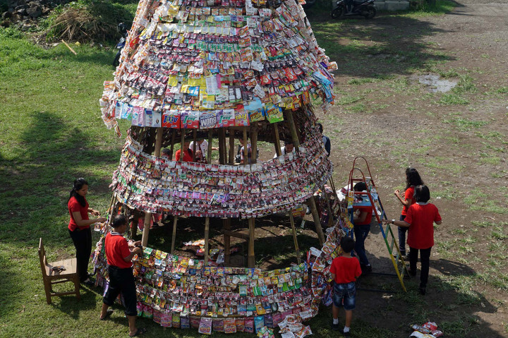 Pohon Natal Ini Terbuat dari Limbah Plastik