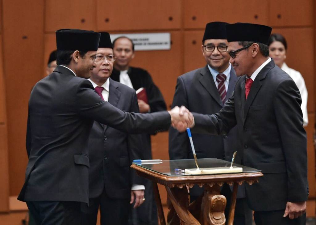 Mendikbud, Nadiem Makarim melantik Sekjen Kemendikbud, Ainun Na'im .  Foto:  Kemendikbud/Humas