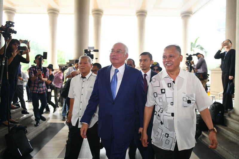 Mantan PM Malaysia Najib Razak (jas biru) dituduh perintahkan pembunuhan terhadap model Mongolia. Foto: AFP