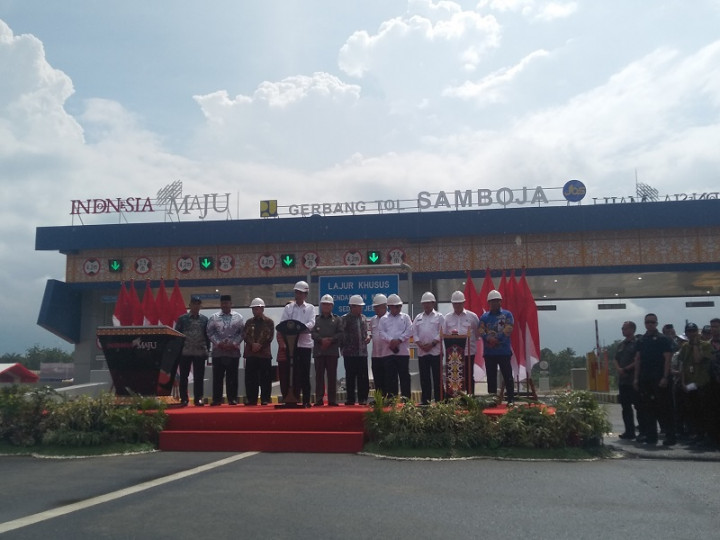 Jokowi Inaugurates First Toll Road in Kalimantan