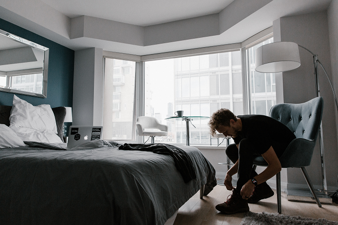 Kamar tidur eklektik menyatukan berbagai nuansa warna biru. Mulai dari biru pirus cerah hingga biru tua. Sontek untuk gaya tempat tidur kamu. (Foto: Pexels.com)