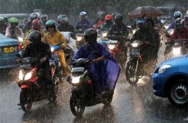 Apparel Wajib Bikers di Musim Penghujan