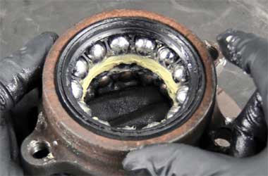 Mengapa Komponen Kendaraan Perlu Dilumasi Gemuk?