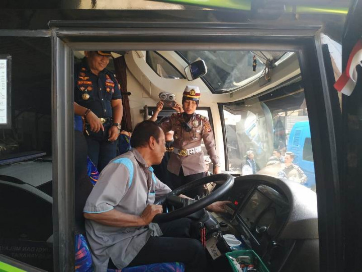 Urine Sopir Bus di Cirebon Diperiksa