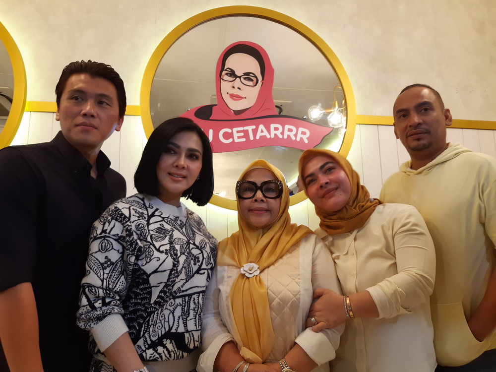 Syahrini dan keluarga di soft opening Pawon Bu Cetarrr (Foto: medcom/elang)