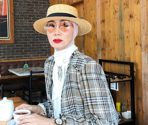 Okky menyebutkan beberapa produk make up terbaiknya yang bisa menjadi rekomendasi teman gaya.id. (Foto: Okky Asokawati. Dok. Instagram/@okkyasokawatireal)