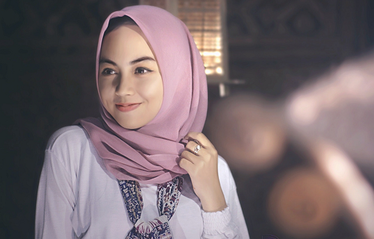 Perawatan rambut bagi wanita berhijab merupakan hal terpenting. (Foto: Ilustrasi. Dok. Pexels.com)