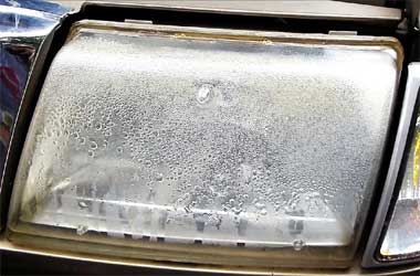 Trik Gampang Usir Embun di Lampu Mobil saat Musim Hujan