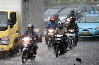 Pakai Rem Depan saat Hujan, Benarkah Berisiko Bikin Selip Ban?