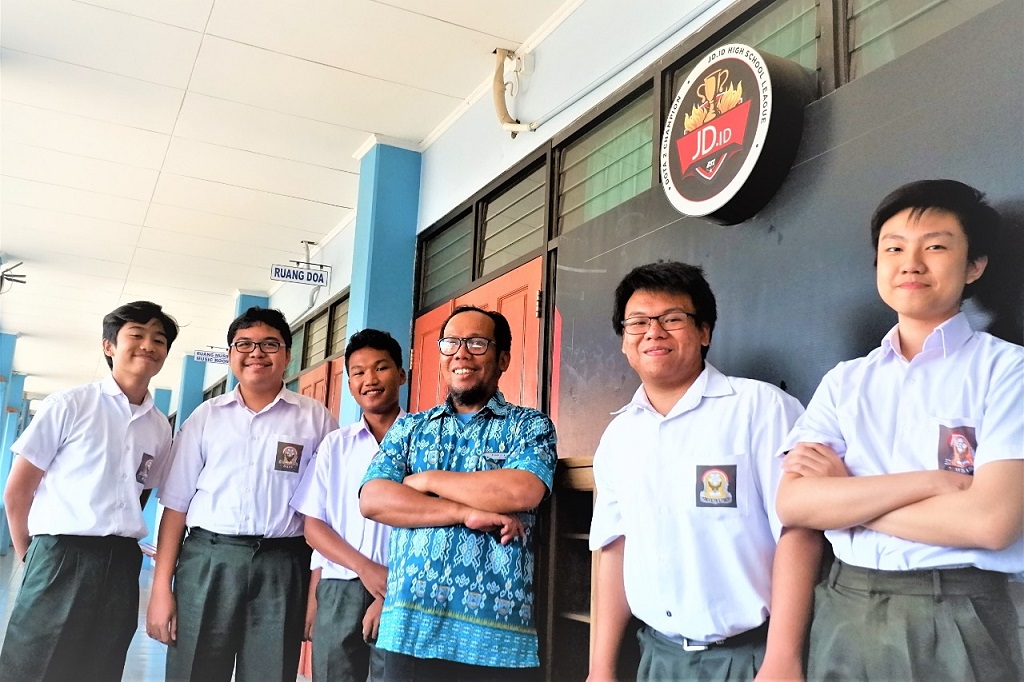 Tim esports SMA Marsudirini Bekasi bersama Guru Pembina Esports SMA Marsudirini Bekasi, Puji Waluyo.