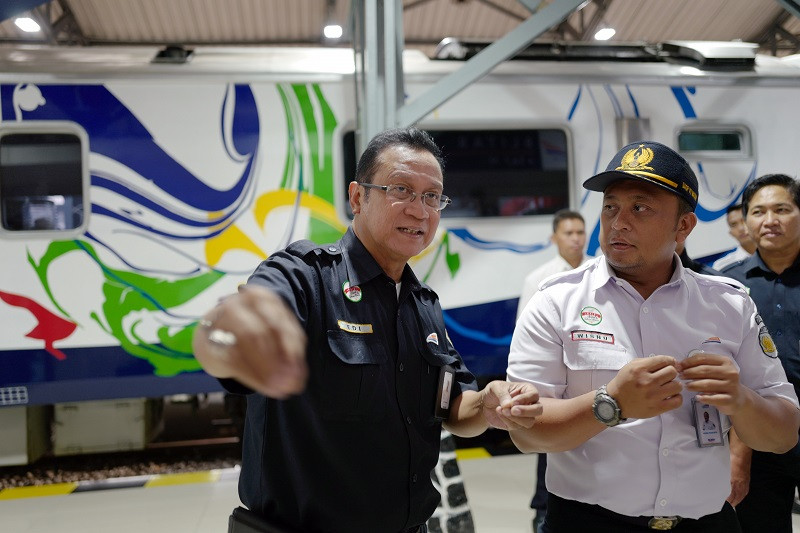 Dirut PT KAI Edi Sukmoro (kemeja hitam). ANT/Irfan Anshori.