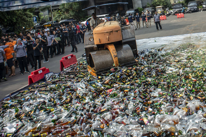 Polda Metro Jaya Musnahkan Puluhan Ribu Botol Miras dan Narkoba