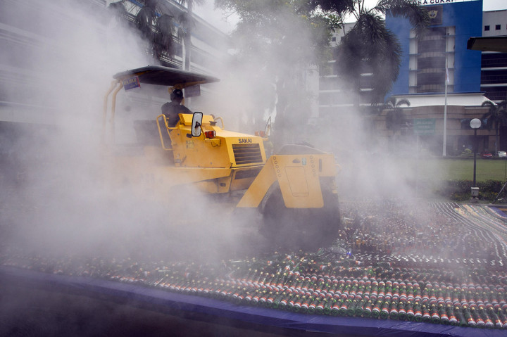 Jutaan Batang Rokok dan Belasan Ribu Botol Miras Ilegal Dimusnahkan