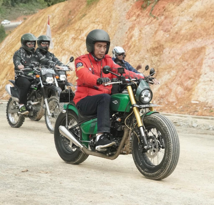 Jokowi Tunggangi Motor Modifikasi Terjang Perbatasan Kalimantan