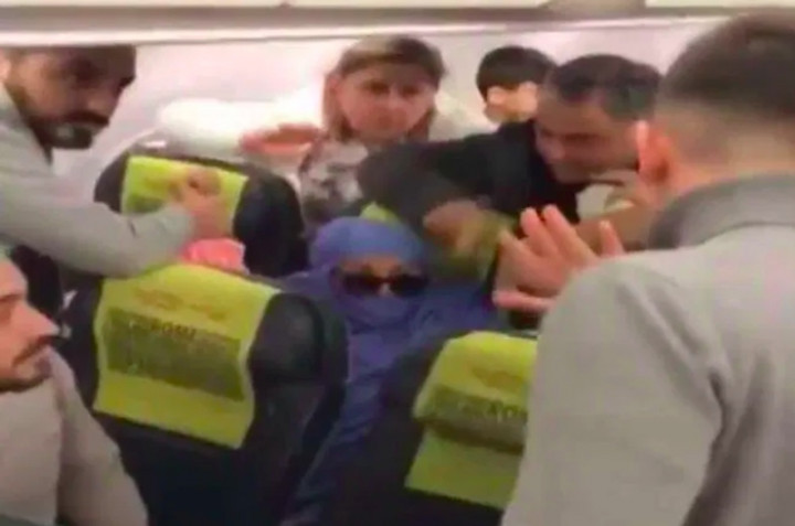 Mengaku Teroris, Seorang Perempuan Ancam Ledakkan Pesawat