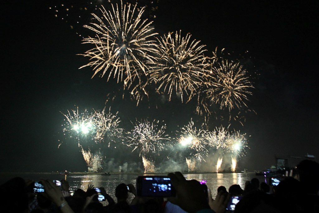 Suasana pesta kembang api di Pantai Lagoon Ancol, Jakarta. Foto: MI/Galih Pradipta