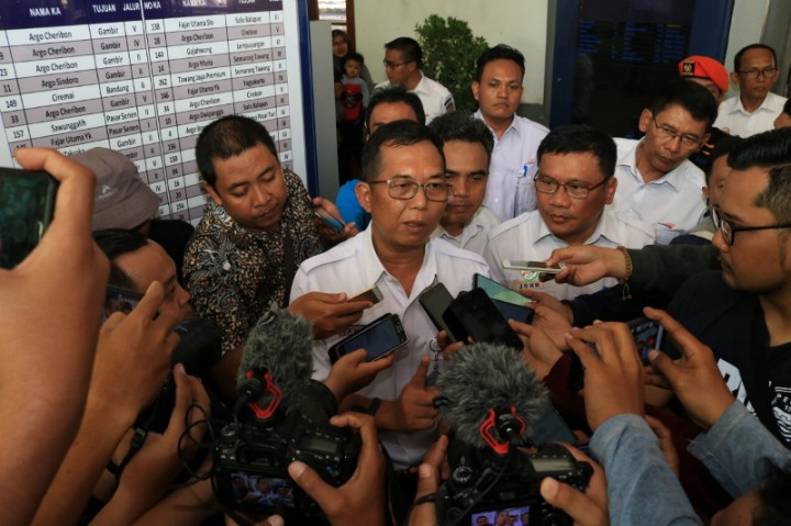 Waspada 7 Menit Sekali Kereta Melintas di Cirebon