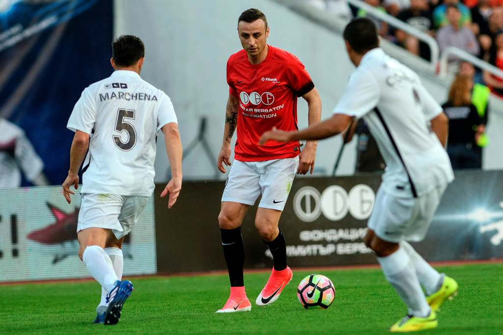  Dimitar Berbatov (tengah). (AFP PHOTO / NIKOLAY DOYCHINOV)