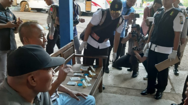 Sopir bus saat diambil urine di terminal Arya Wiraraja Sumenep - Medcom.id / Rahmatullah