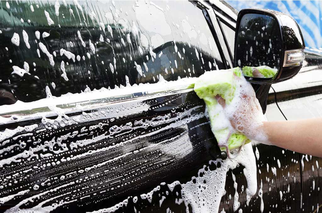 Mencuci mobil tidak bisa dilakukan sembarangan agar hasilnya tetap sempurna. ranchodeloro-carwash