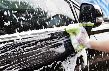 Malas Cuci Mobil di Musim Hujan Bikin Bodi Karat dan Jamur