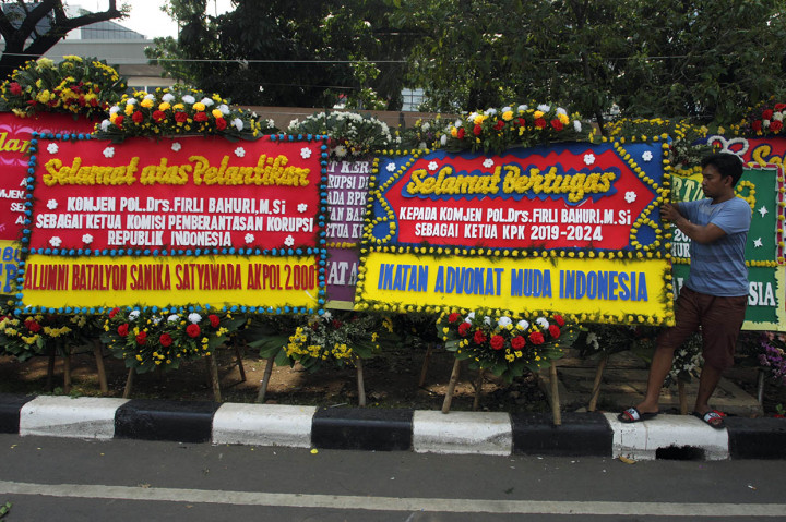 Jelang Pelantikan Pimpinan Terpilih, Karangan Bunga Penuhi KPK