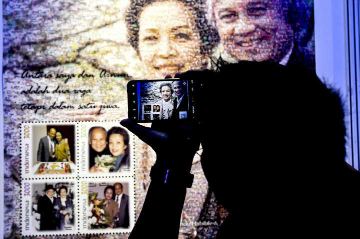 Perangko Habibie-Ainun Diluncurkan