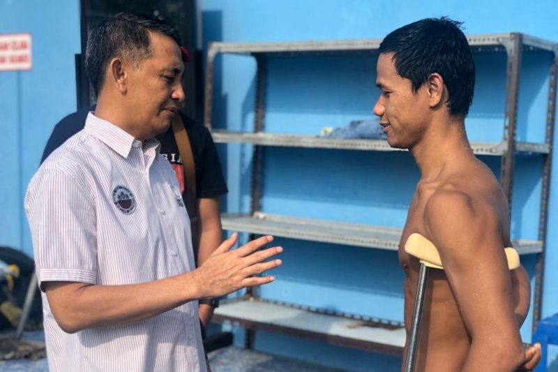 Ketua Kontingen Indonesia (CdM) ASEAN Paragames 2020 Andi Herman saat berbincang bersama dengan atlet paraswimming Jendi Pangabean (kanan) di Sukoharjo, Jawa Tengah. (Foto: Antaranews/Roy Rosa Bachtiar)
