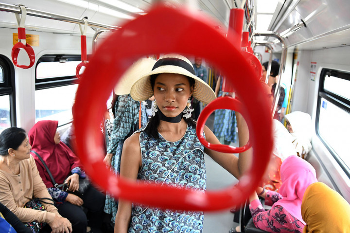 Sambut Hari Ibu, Model Peragaan Busana di LRT