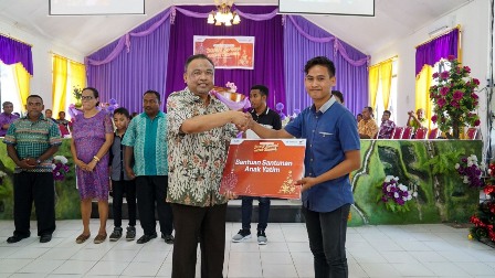 Pelindo III-Waskita Karya Bagikan Ribuan Injil di Kupang