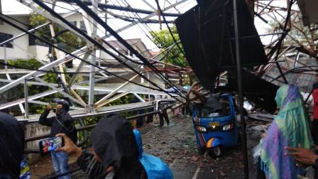 Menara Pemancar RRI Timpa Rumah dan Bajaj