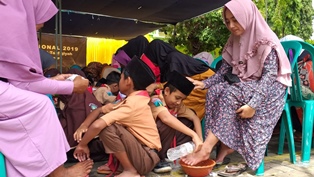 Pelajar Ramai-ramai Basuh Kaki Ibu
