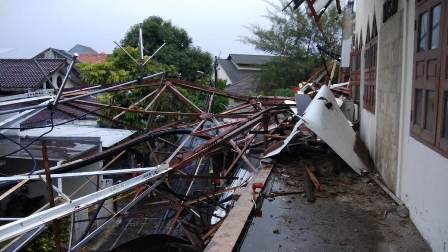 Menara RRI Diduga Roboh Akibat Angin Kencang