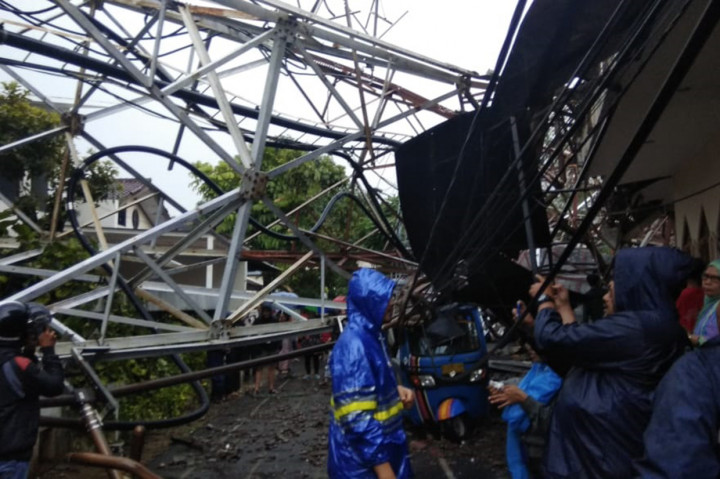 Tower Pemancar RRI di Radio Dalam Jaksel Roboh