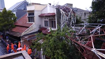 Menara RRI Timpa 4 Rumah dan 1 Masjid